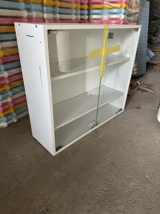 Две надвесные полки с стекляным дверцем на магните