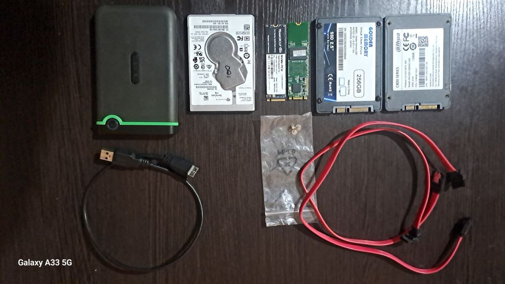 1 TB ikkita, m2 ikkita, SSD ikkita (256 GB va 120GB) Sotilasi