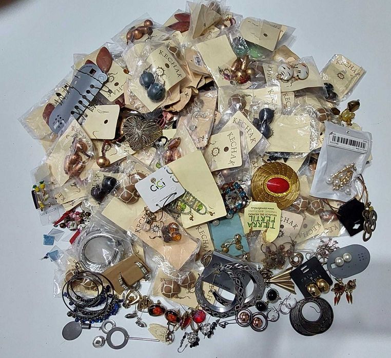 Lot vintage de diverse bratari, coliere, inele si pandative 13,5 kg