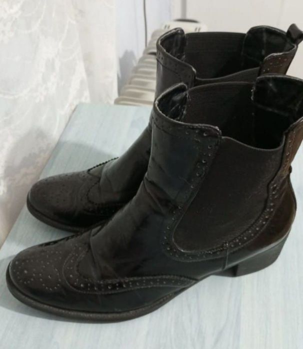 Ghete din piele naturală lăcuită, mărimea 38