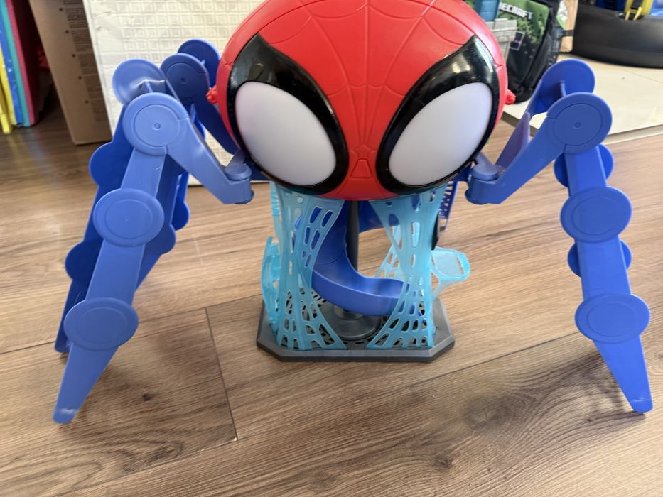 Базата на Спайдърмен и приятели