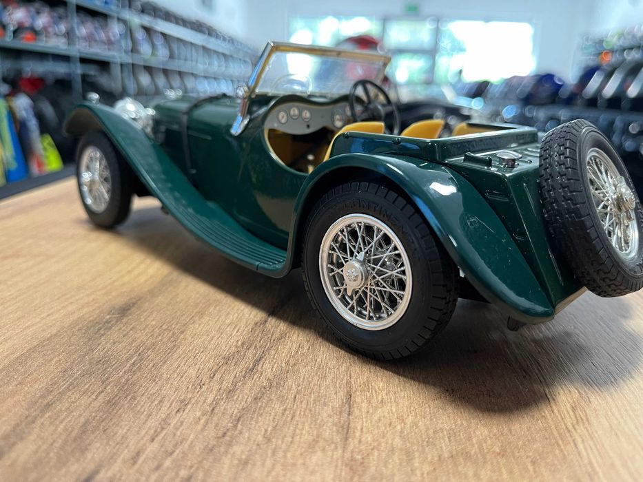 BBURAGO колекционерски модел JAGUAR SS100 ROADSTER 19937г. 1:18