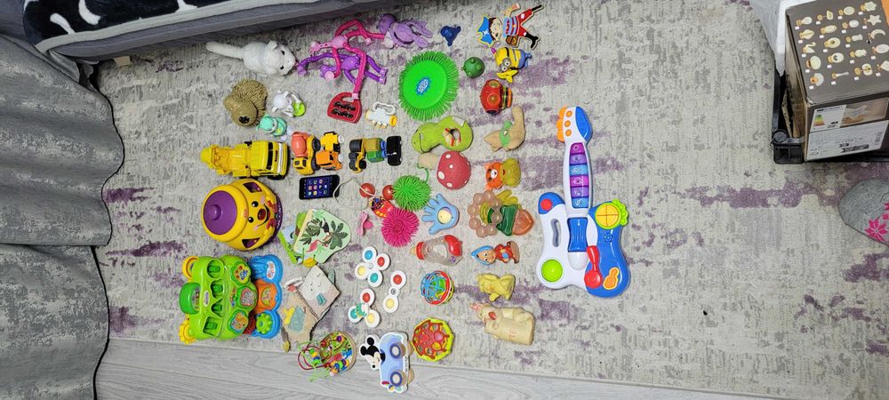 vand jucarii diverse bebelusi