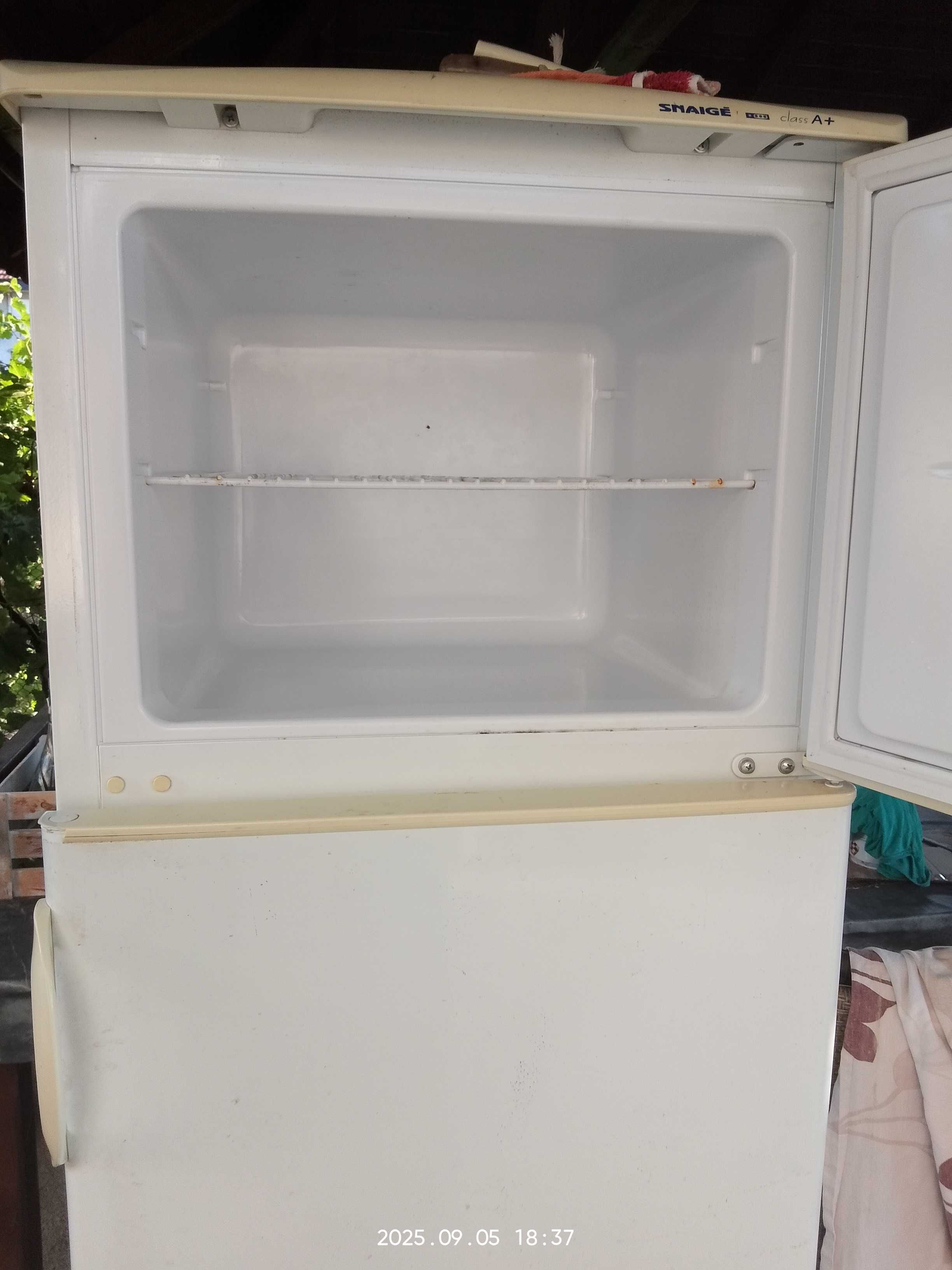 Продавам хладилник с горна камера