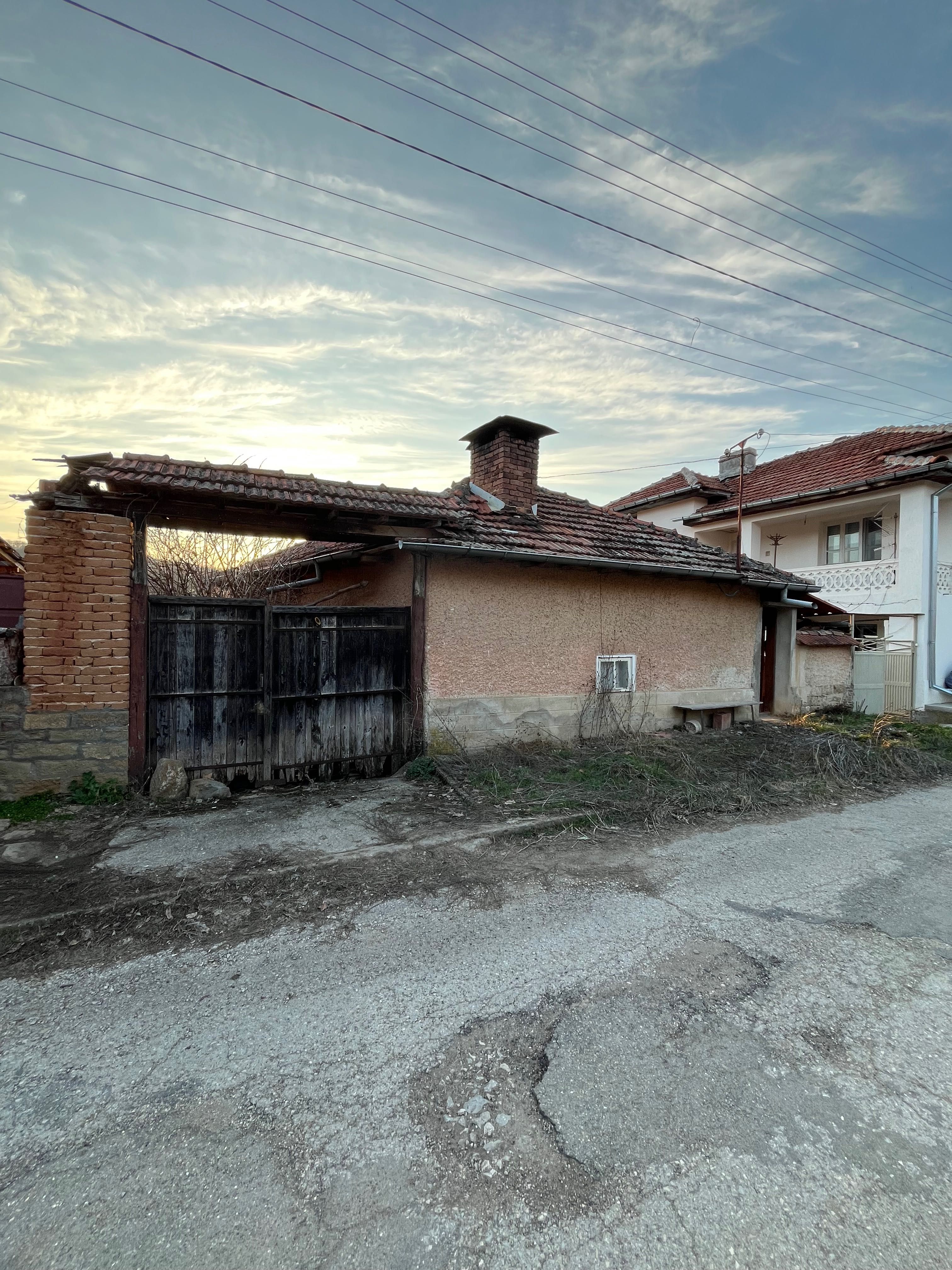 Продавам имот в с. Гостиня