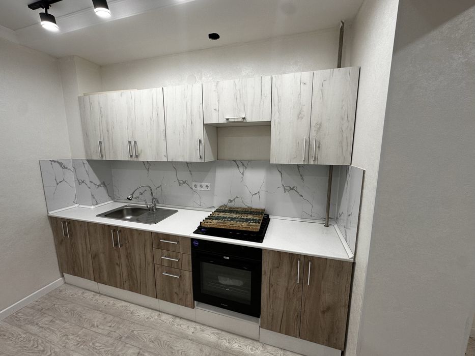 Продаю кухонный гарнитур, почти не пользовались