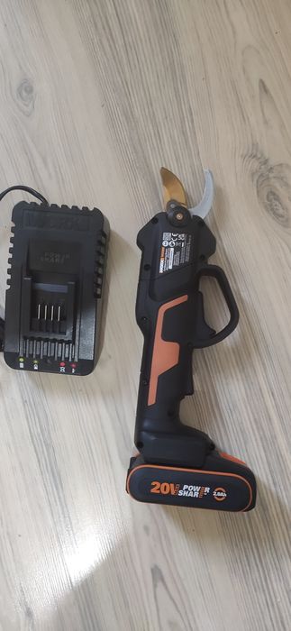 Vând foarfeca electrica Worx