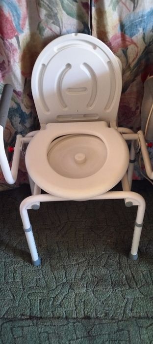 Scaun WC cu mânere rabatabile, oțel, greutatea suportată 130 kg.