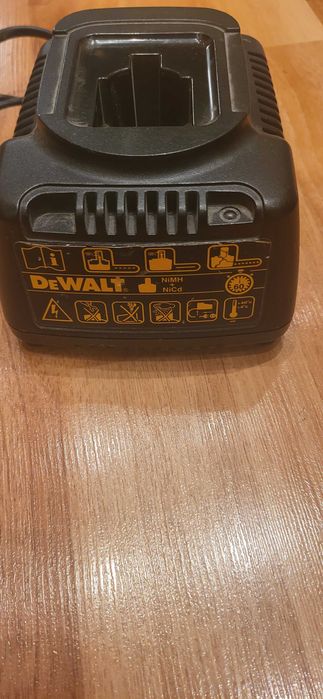 Зарядно устройство за винтоверт марка DEWALT