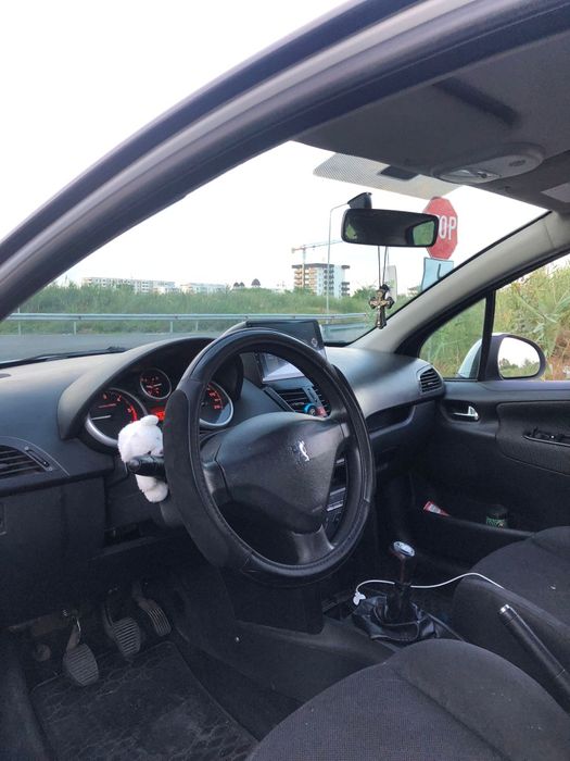Vând Peugeot 208