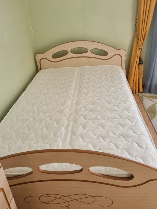 Кровать с матрасом и два комода