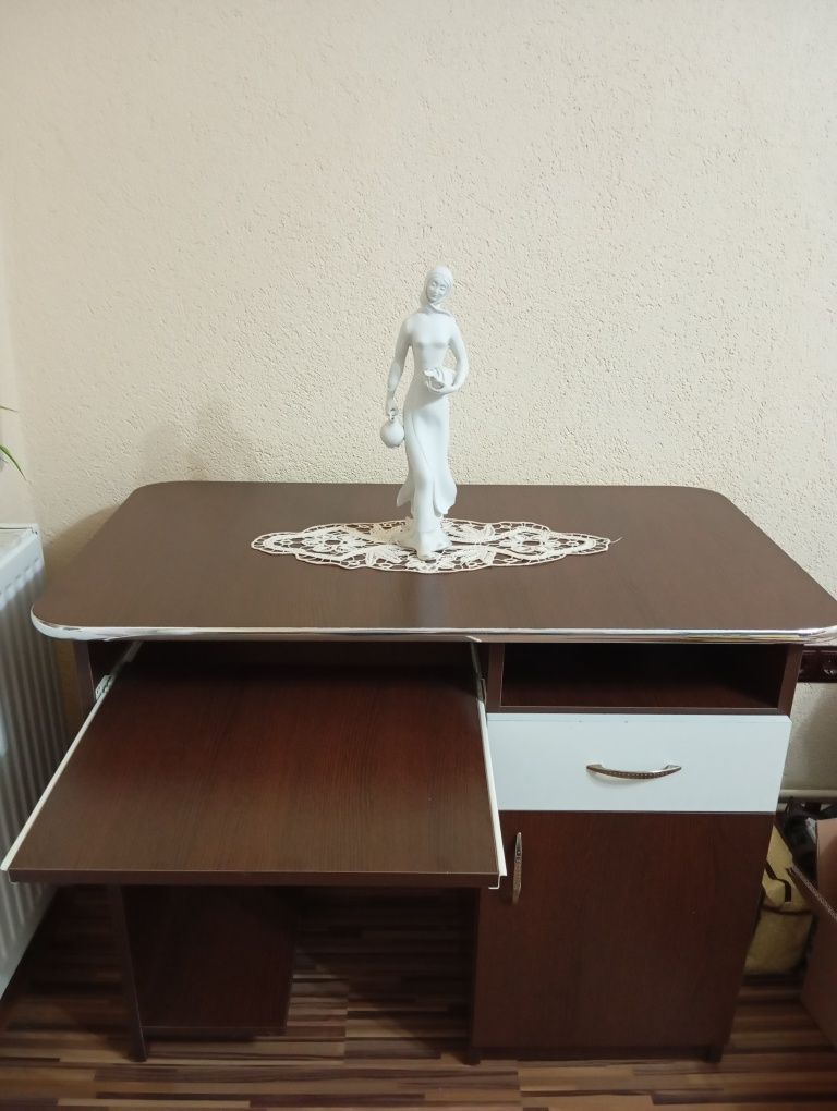 Vând mobila de camera cu masa de birou  1000 ron