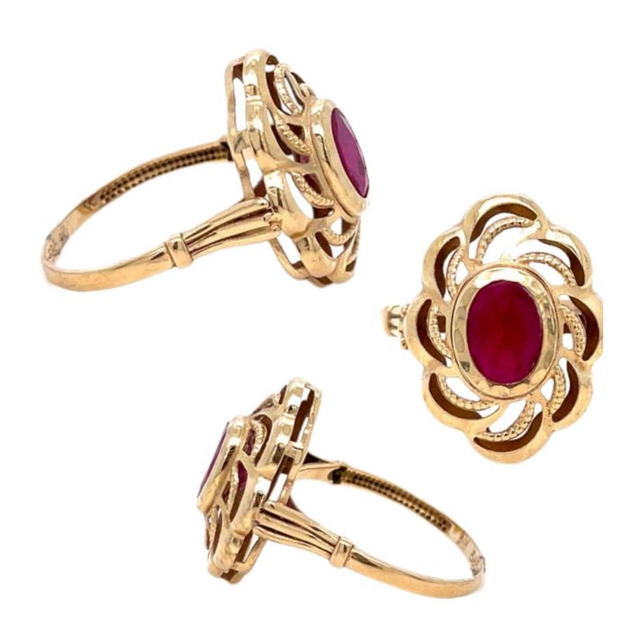 Златни пръстени с диаманти и скъпоценни камъни