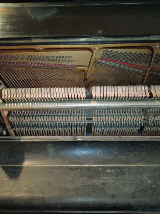 Vând pianina anul 1800