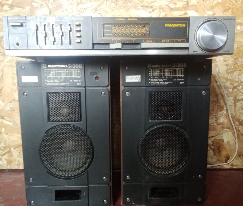 Усилитель и колонки.