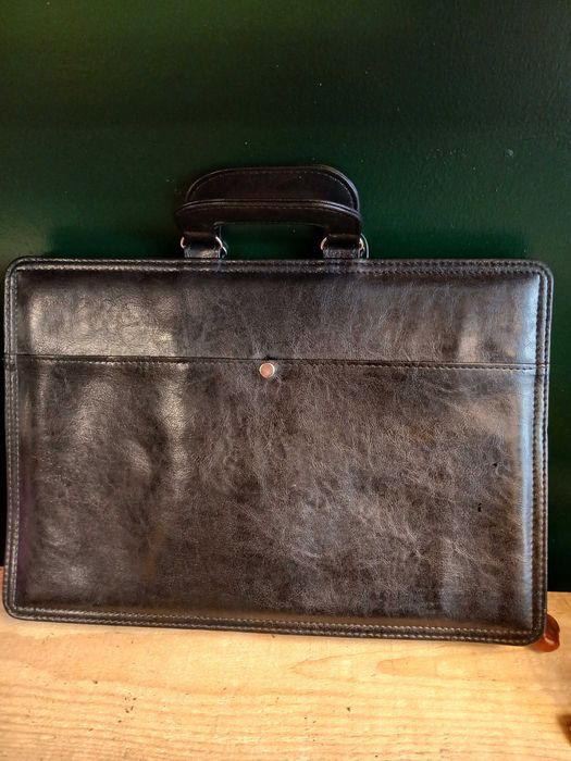 П родавам кожена чанта за лаптоп и документи