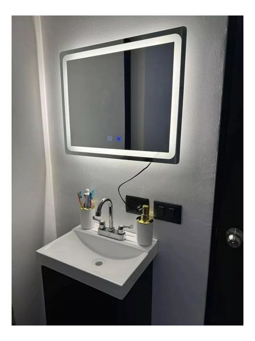 Огледало за баня с Трицветна LED подсветка и Функция против запотяване