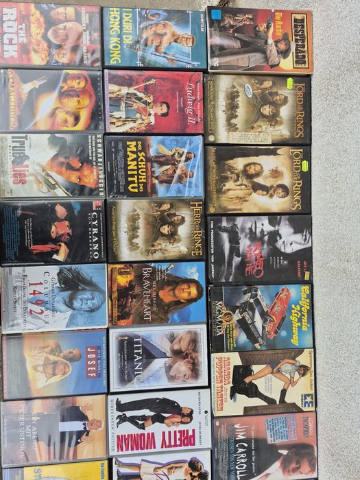 Vând lot 44 casete video VHS  originale,cu filme actiune,