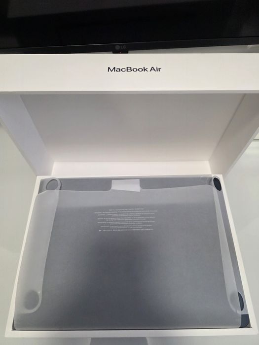 MacBook Air M2 13.6” Midnight – Ca nou, 97% baterie, garanție 2026 oct