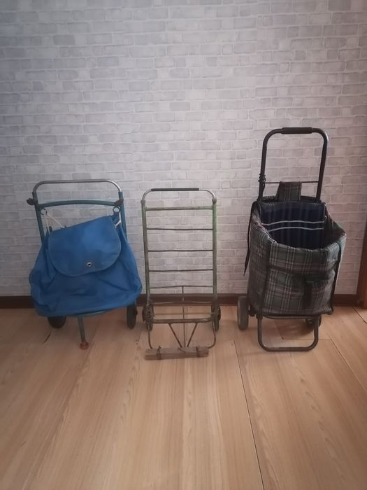 Продам дачные коляски колёсики и лейку.