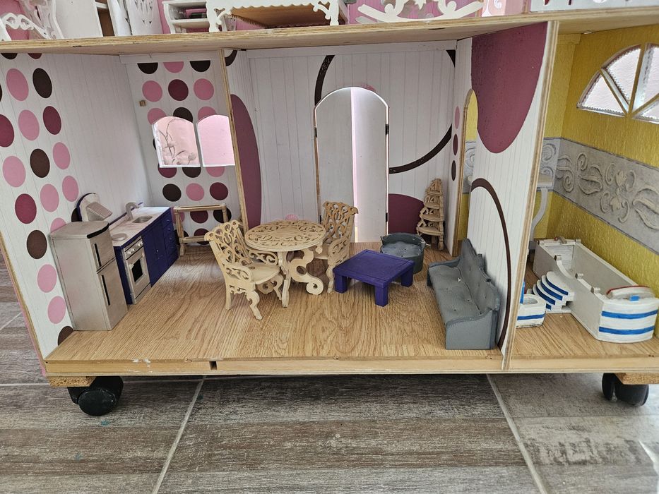 Красива къща за кукли