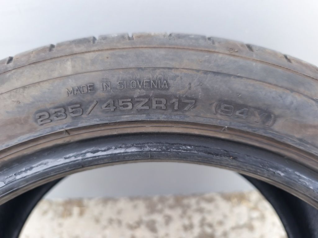 Летни гуми 235/45/17 2бр. Continental и 2бр. Dunlop