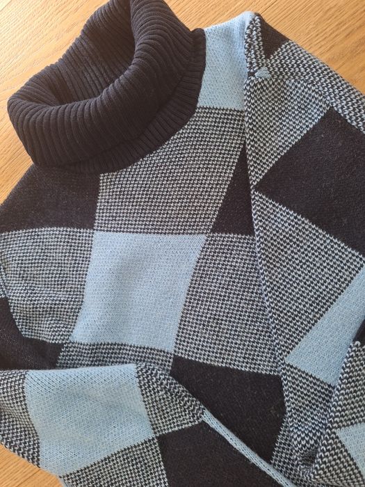 Дамски вълнен пуловер