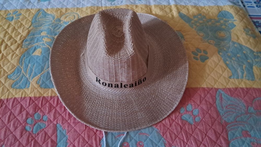 Продаются шляпы.