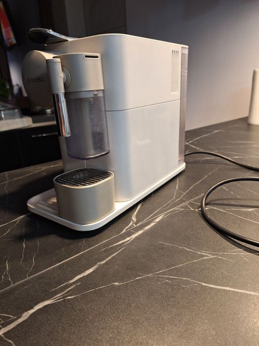 Nespresso lattissima one alb
