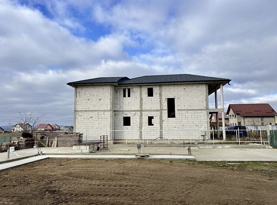 Vânzare casă la roșu P+E+Pod , se accepta credit ipotecar.