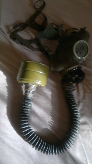 Военна каска,противогаз,сухарни торби