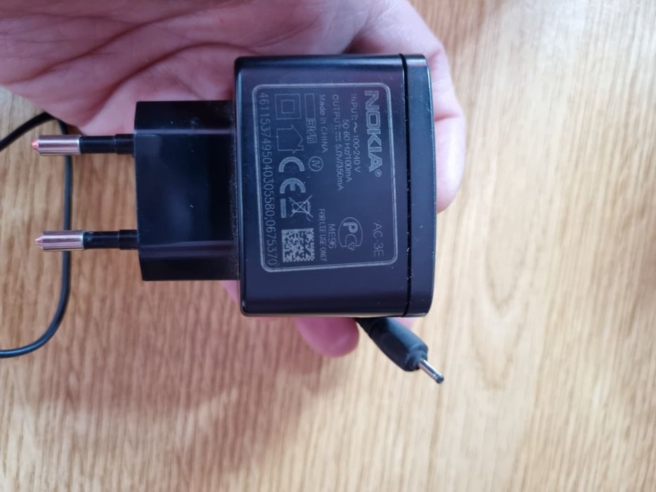 Vand accesorii vechi de telefoane