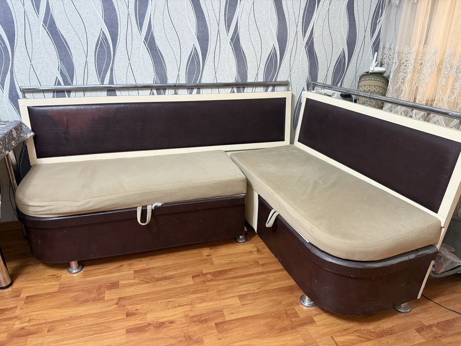 Мебель кухонный уголок и 2 кровати