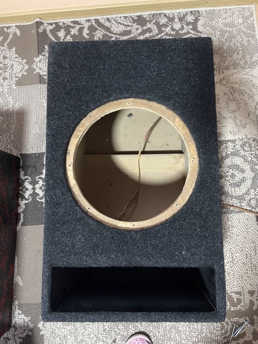 se vand 2 incinte pentru subwoofer !