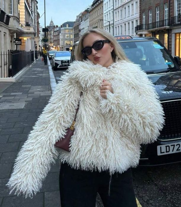 Кремаво пухлаво палто