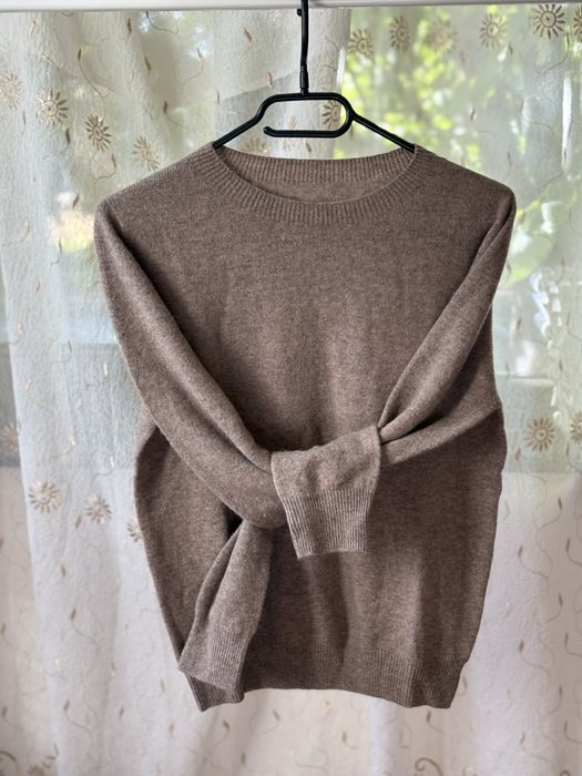 Пуловер от мека вълна наподобяваща кашмир