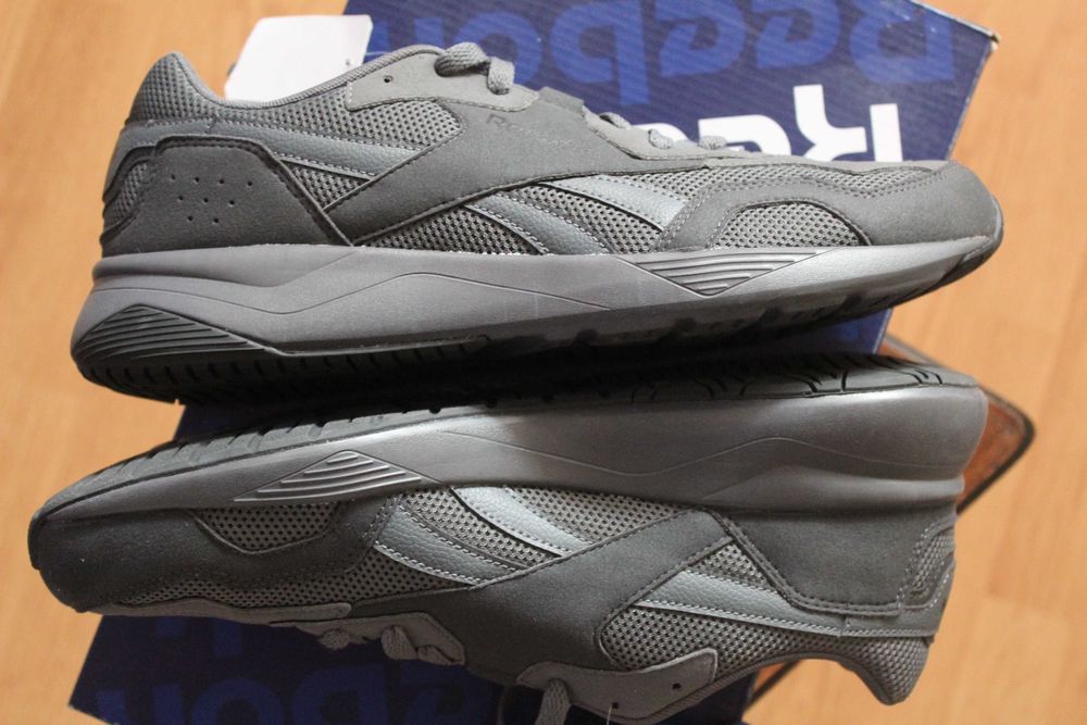 REEBOK, adidasi noi cu etichetă.