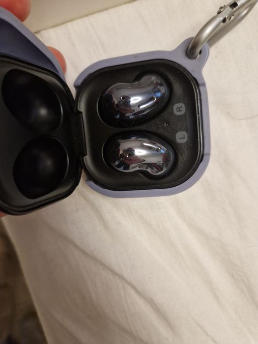 Продам наушники  Samsung Galaxy Buds Live