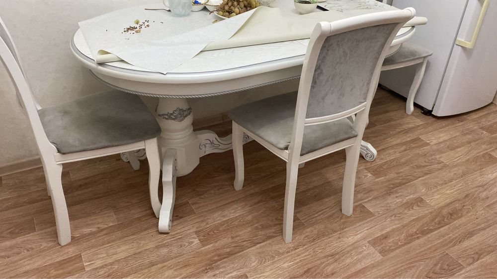 Стол сатылады таза сапалы, 6 орындығы бар бағасын түсіп береміз