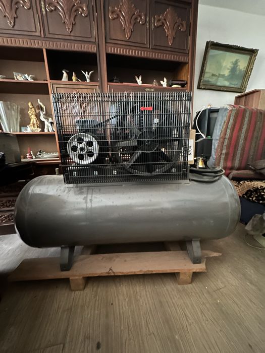 Compresor NOU trifazat POWAIR Industrie – 5.5 CP de 270 L