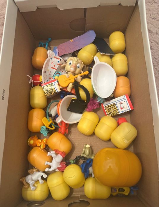 Cutie cu jucarii surprize din oul Kinder