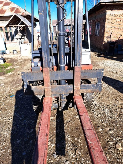 Vând stivuitor Linde