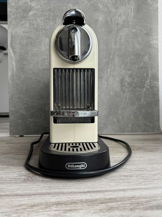 Aparat de cafea Nespresso by DeLonghi