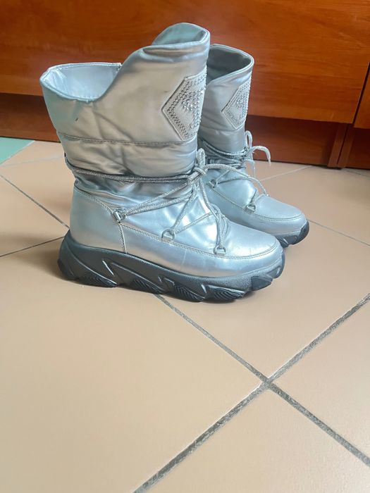 Продам женские дутики