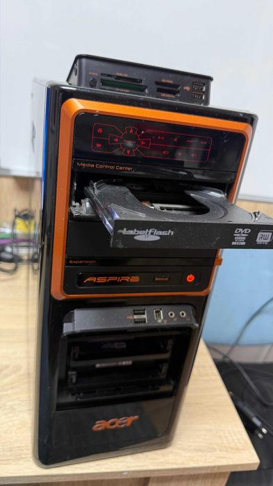 Vand calculator complet ( unitate PC + monitor + tastatura + mouse )