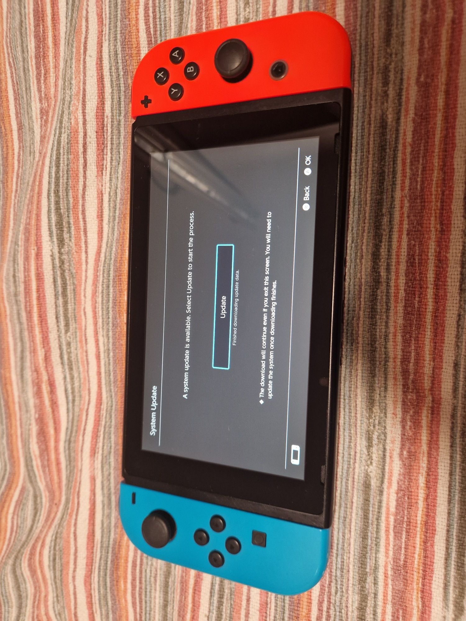 Продавам Nintendo switch с 2 JoyCons