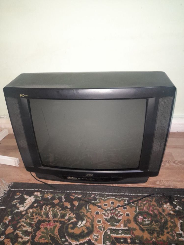 JVC televizor rangi qora