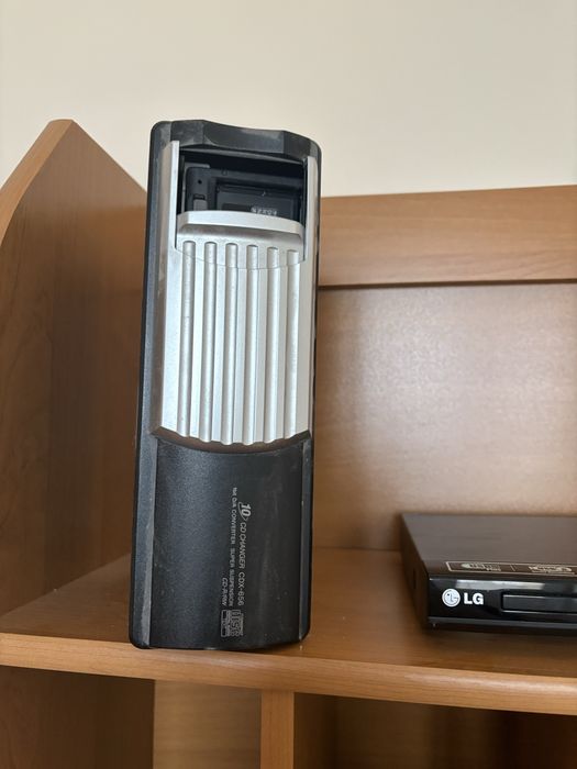 многодисковый проигрыватель, видеомагнитофон , DVD/CD проигрыватель.,