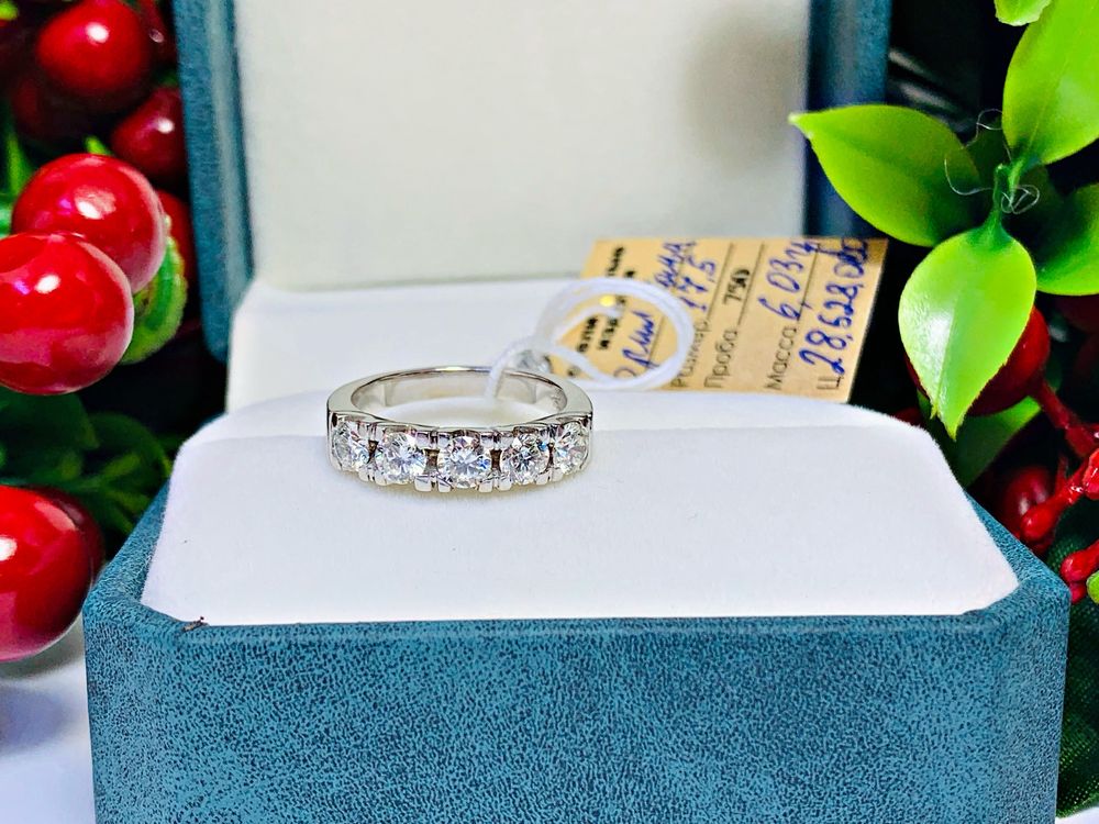бриллиантовое кольцо «Дорожка» полу круговая