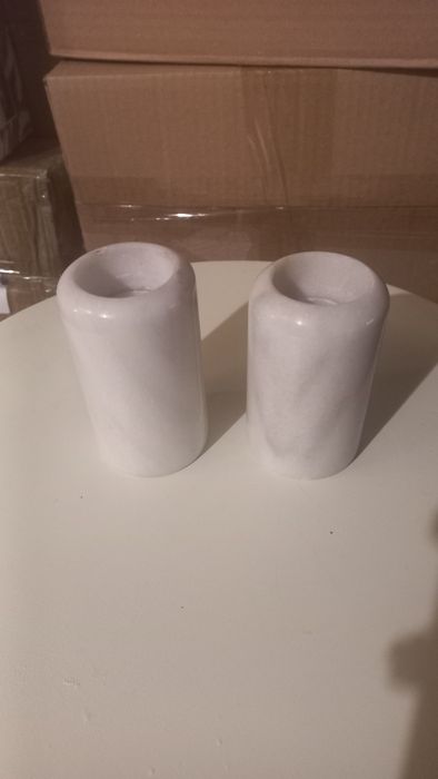 Два броя свещници камък